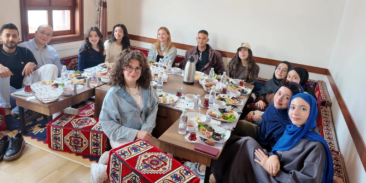 Medipol Üniversitesi Topluluğu Vitalen Cafe’de Buluştu